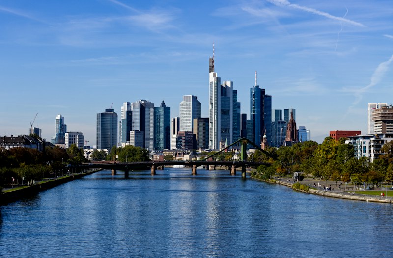 Frankfurter Skyline am Main bei Sonnenschein